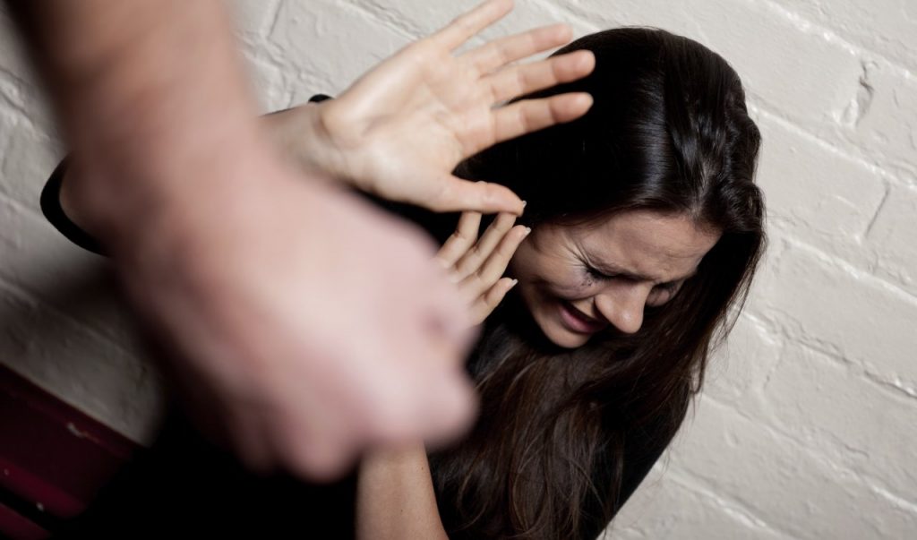 Lei rifiuta un rapporto sessuale: lui la accoltella al volto e le taglia i capelli