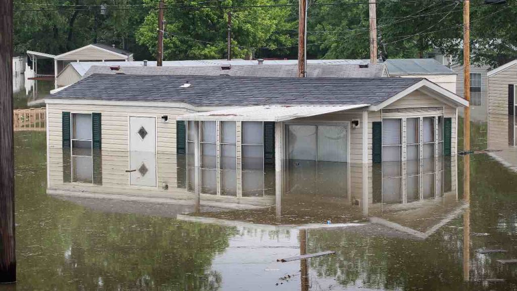 Usa, allarme maltempo: uragano a New York, in Tennessee morti e dispersi
