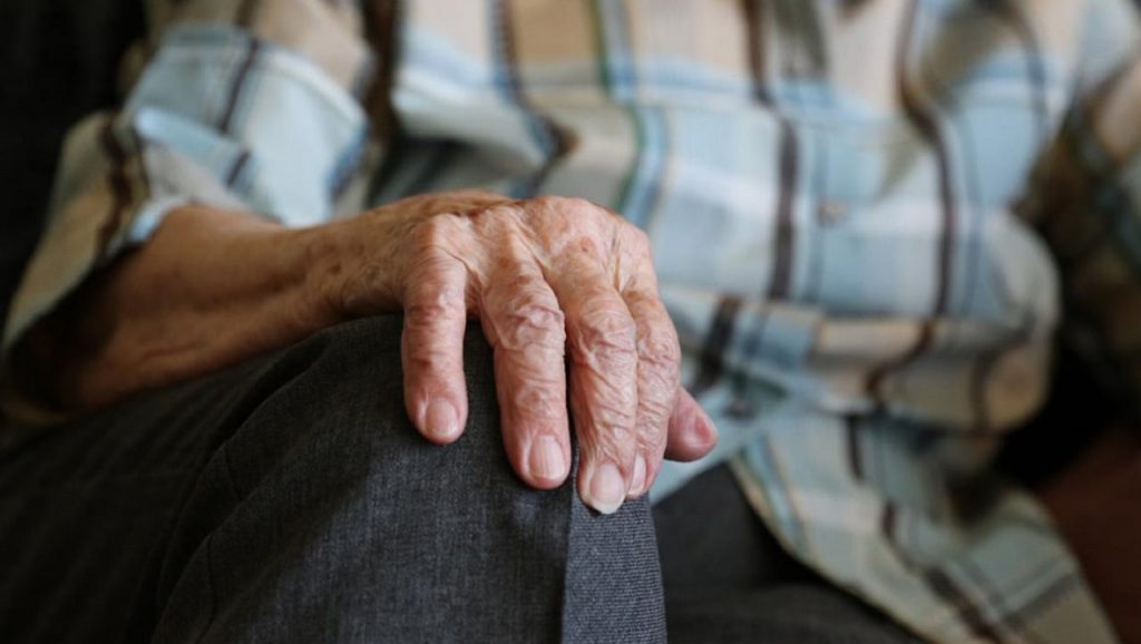 Anziano di 85 anni picchiato per anni: arrestata la badante