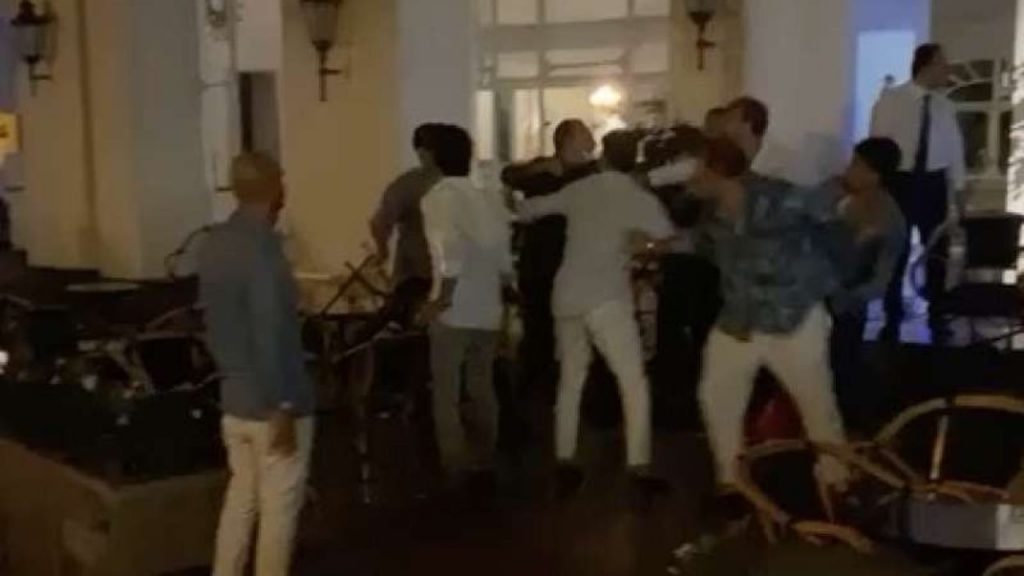 Rissa notturna davanti ad hotel di lusso: volano sedie e pugni, intervengono i Carabinieri (VIDEO)