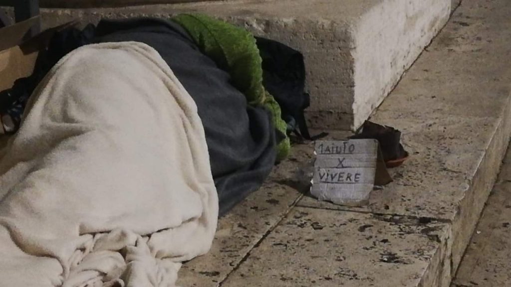 Clochard morto in pieno centro: «Indifferenza disumana delle istituzioni»