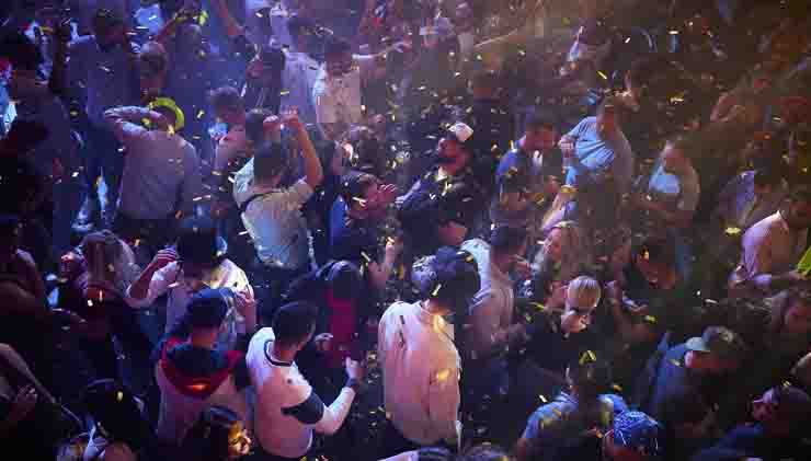 Focolaio covid dopo una festa tra giovani: 70 positivi, 3 sono intubati