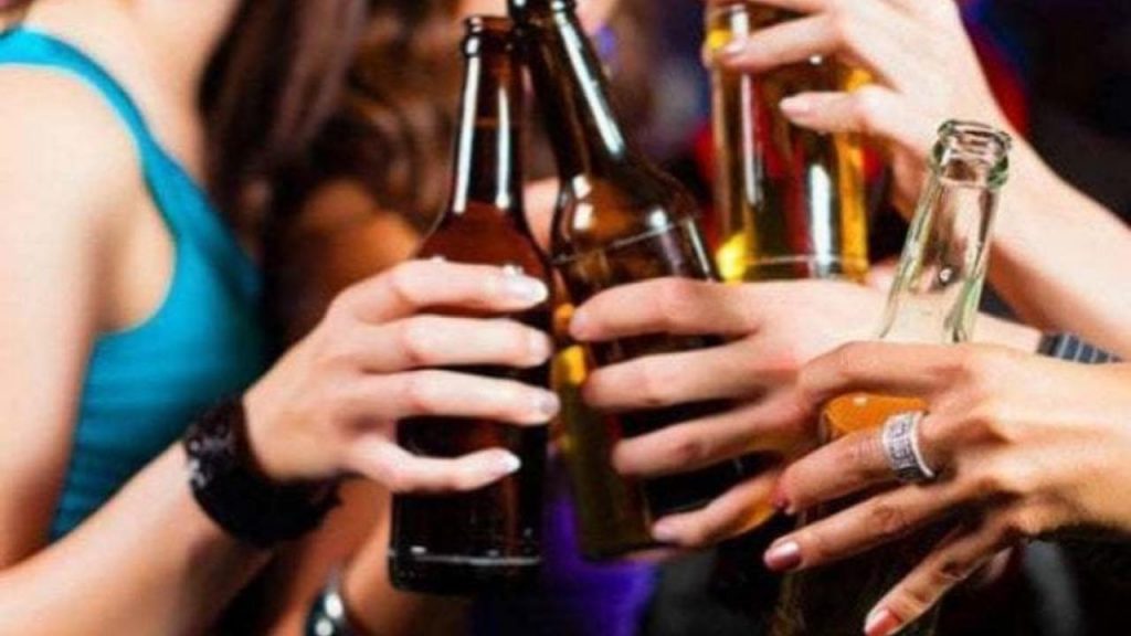 «Giovani nascondono positività al Covid per evitare stop alle vacanze», l’allarme