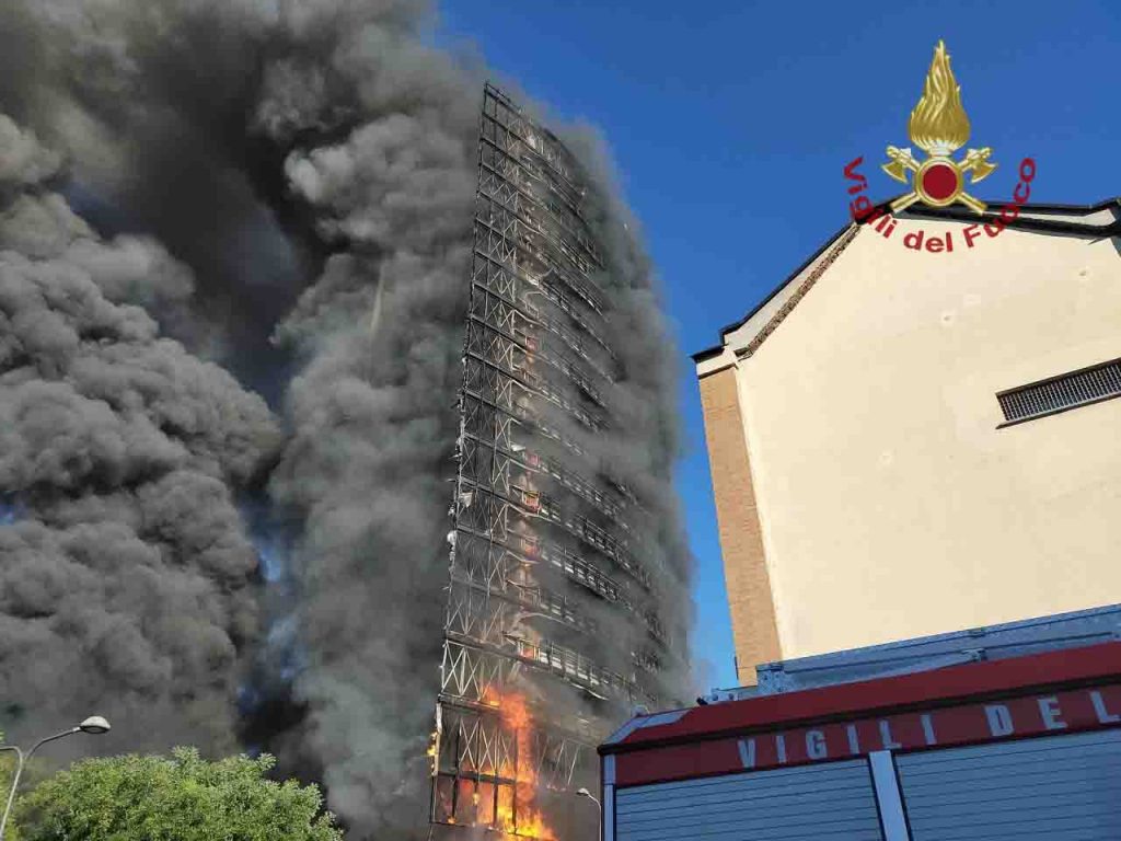 Vasto incendio in un grattacielo di Milano: edificio di 15 piani in fiamme [VIDEO]
