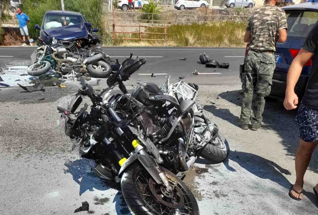 Tragico scontro tra un’auto e due moto: un morto e quattro feriti