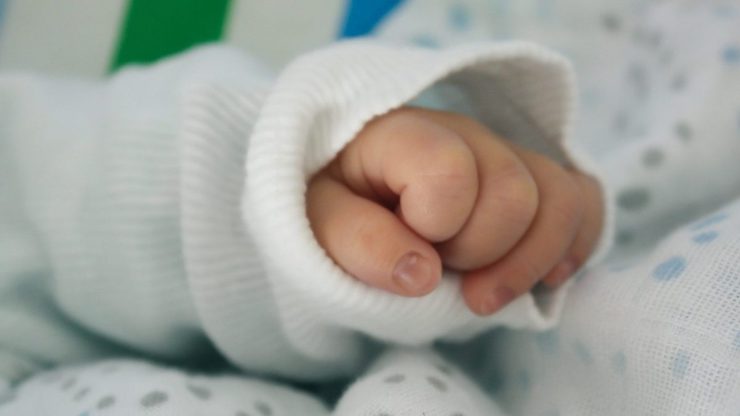 Partorisce di nascosto e abbandona neonata in giardino. Arrestata 34enne