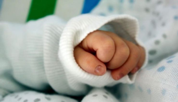 Positiva al Covid e non vaccinata partorisce bambino: condizioni critiche