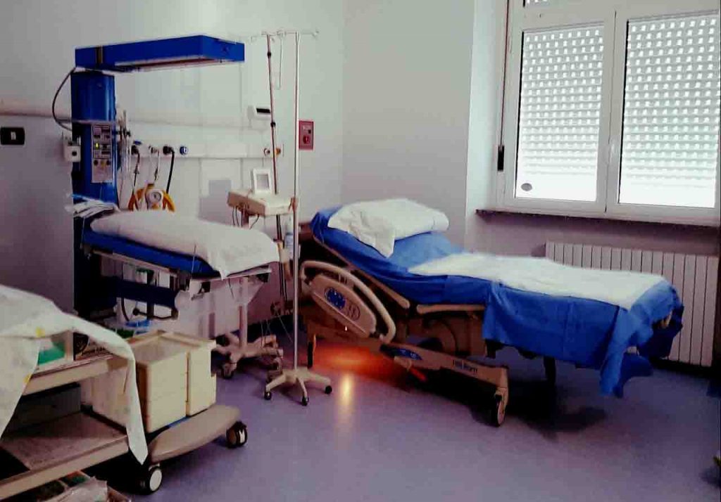 Positiva al Covid partorisce e fugge dall’ospedale lasciando lì il neonato