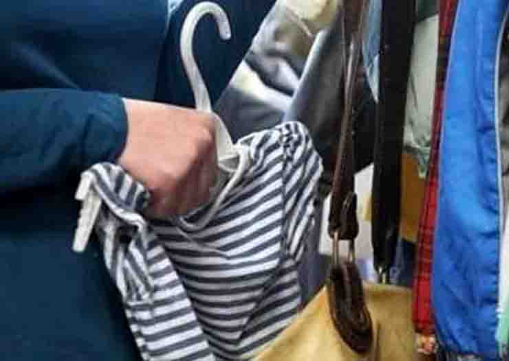 Ruba in un negozio ma si dimentica il telefono, torna a recuperarlo e viene arrestata