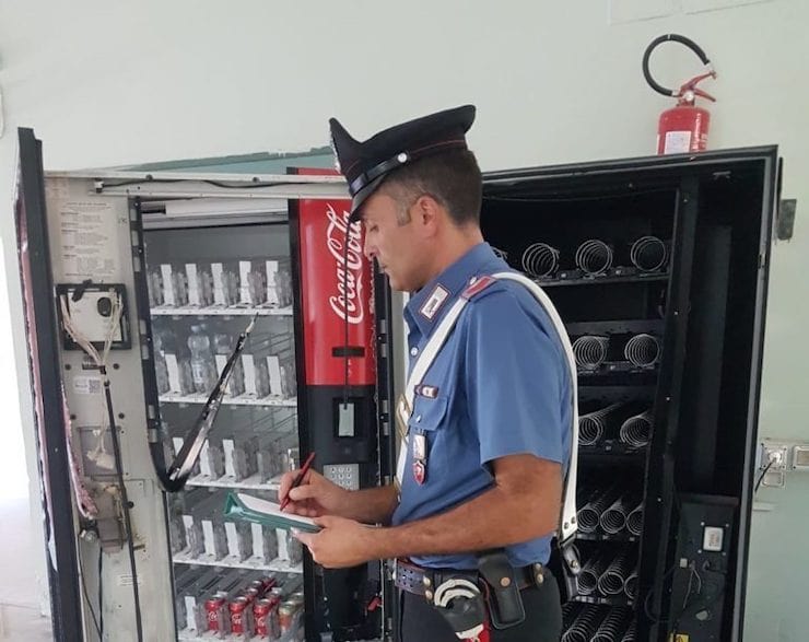 Rubava cibo e soldi da distributori dell’Ospedale: deferito un 45enne