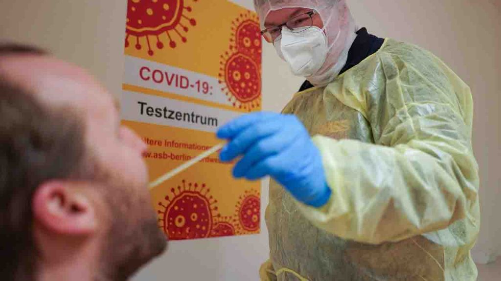La Germania incentiva il vaccino così: stop ai test gratis per i non vaccinati