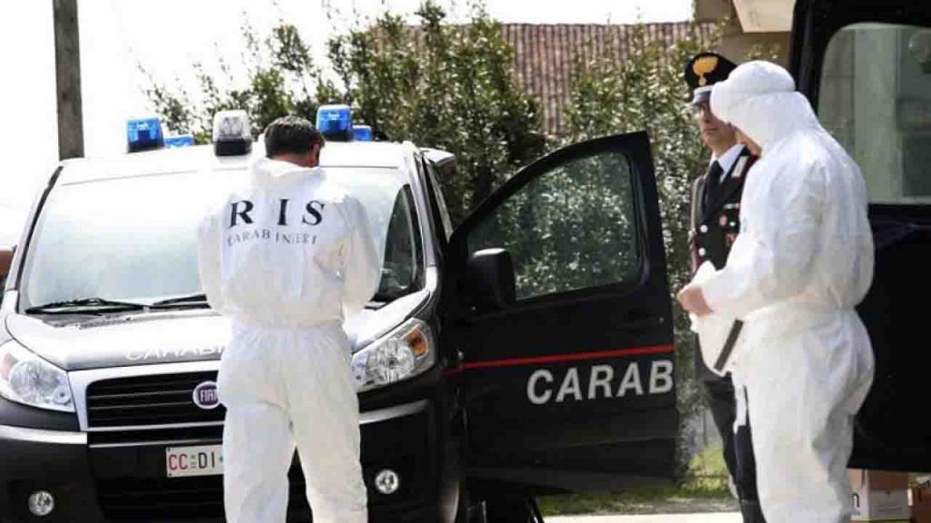 Strangola la moglie e poi si impicca: la coppia aveva tre figli