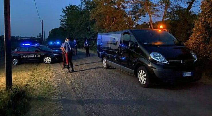 Spara con un fucile alla moglie malata e tenta di uccidersi: è gravissimo
