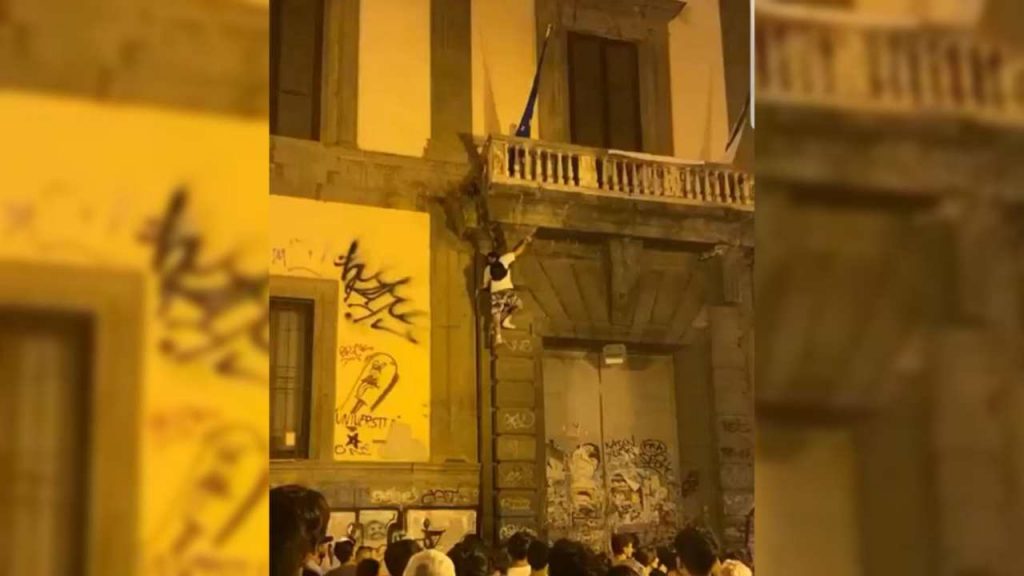 Si arrampica sulla facciata dell’Università e poi precipita, il video choc [VIDEO]