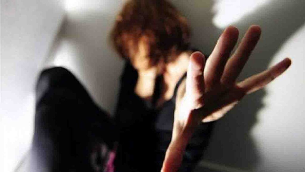 Violenta una 12enne, uomo di 30 anni picchiato dai familiari: ammette la violenza