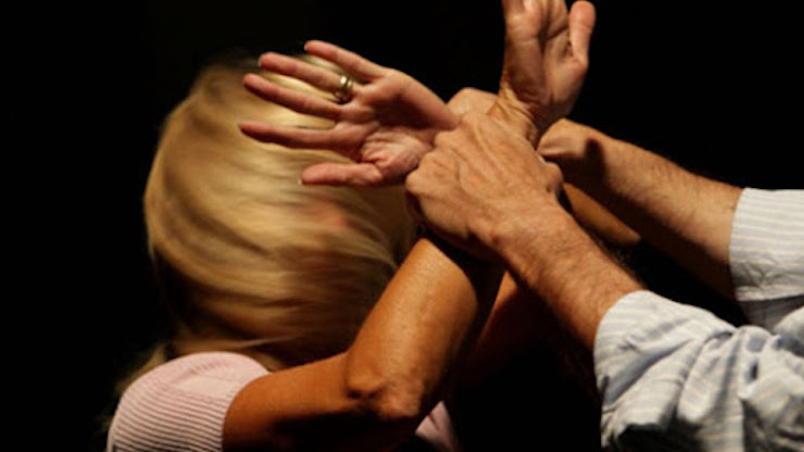 Violenta una donna davanti alla figlia di tre anni. Arrestato 43enne