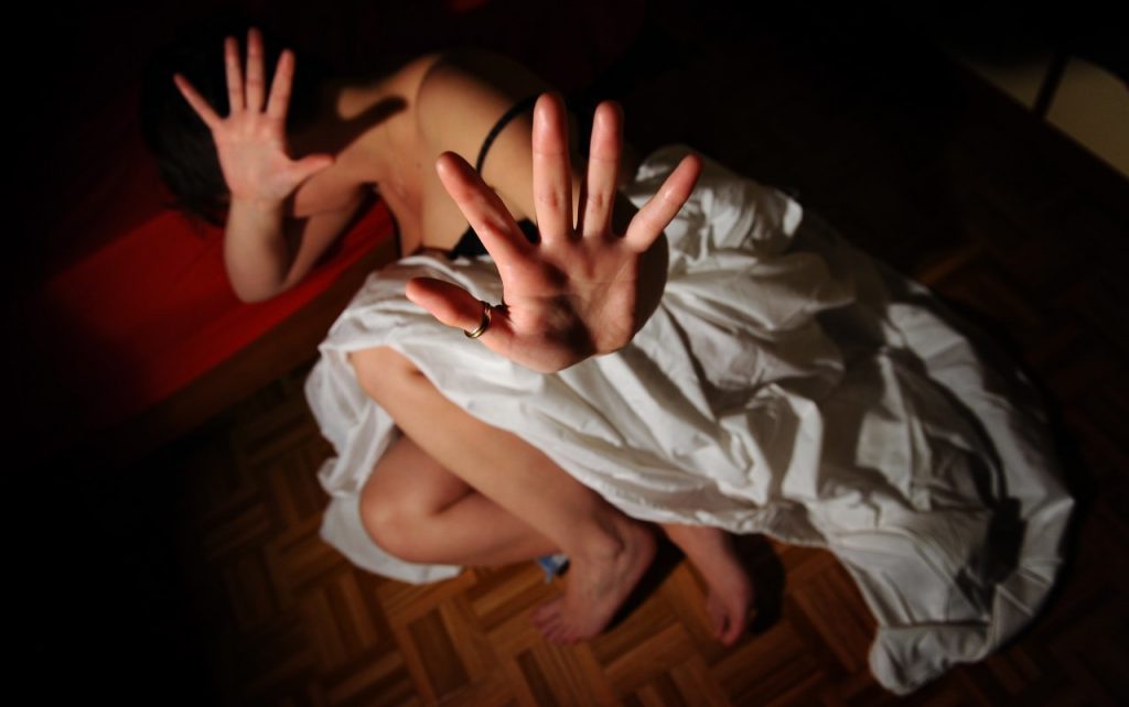 Violenza sessuale in un b&b: in due abusano di una studentessa di 18 anni