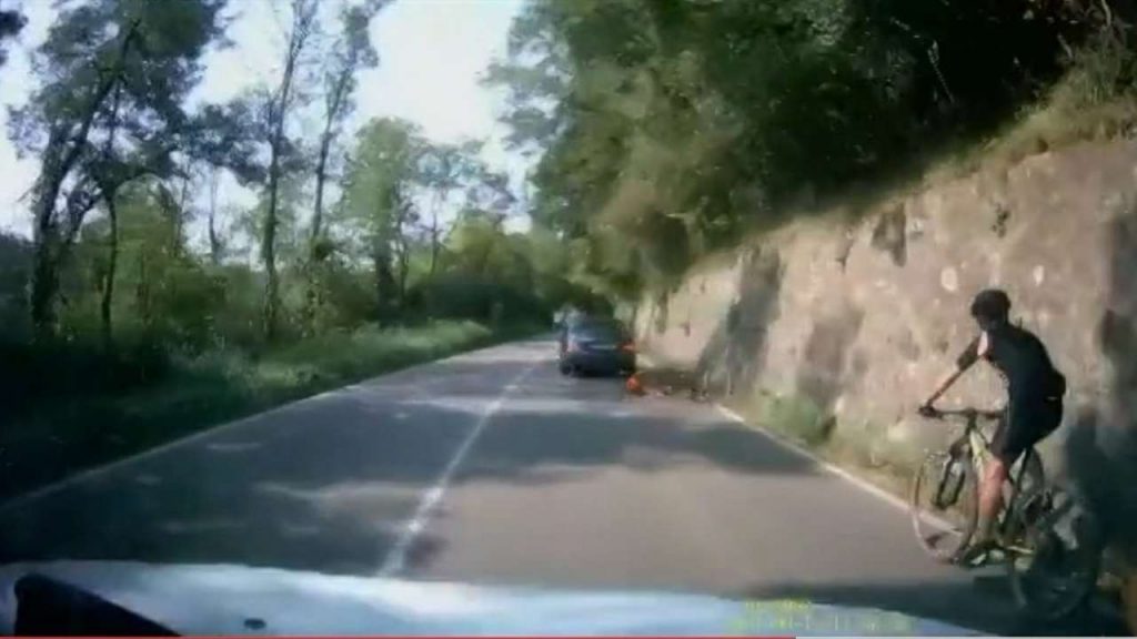 Auto “sperona” intenzionalmente ciclista che cade a terra: il filmato choc [VIDEO]