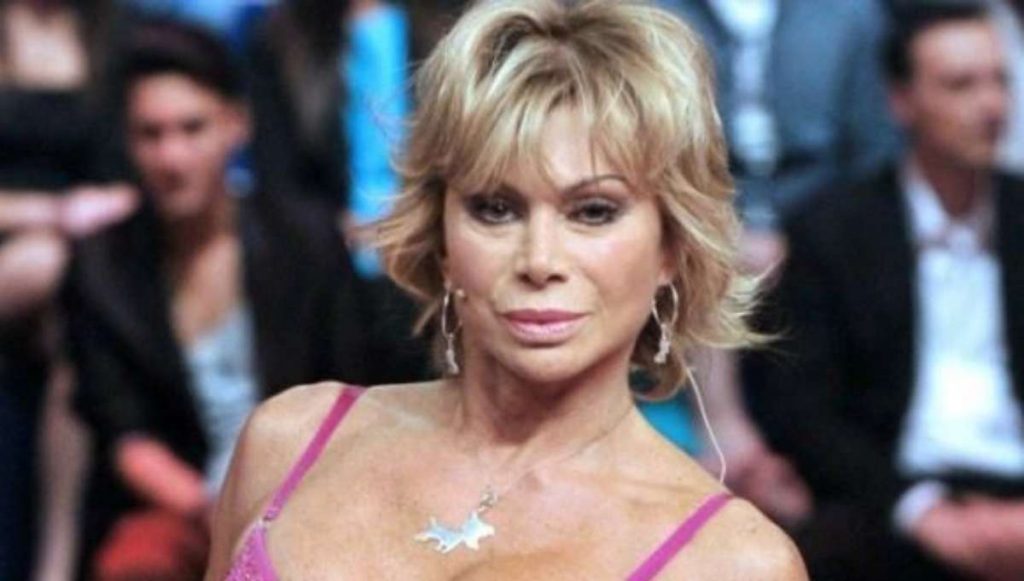 Carmen Russo racconta il suo viaggio: “La mia maternità a 52 anni”