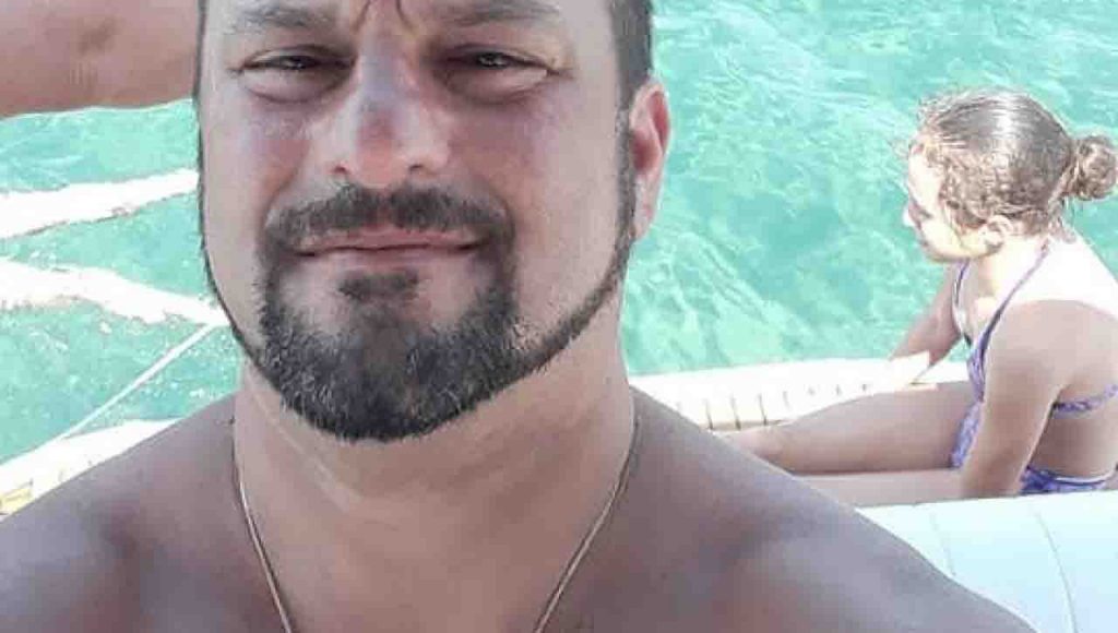 Operaio di 48 anni muore sul lavoro, trascinato dai rulli di un macchinario