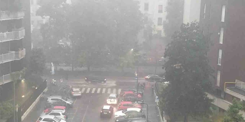 Nubifragio a Milano: persone intrappolate nelle loro auto salvate dai Vigili del Fuoco [VIDEO]
