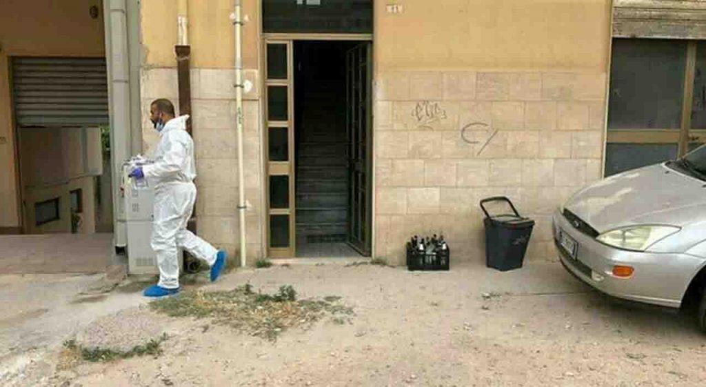 Uccide a coltellate la moglie, poi chiama i carabinieri