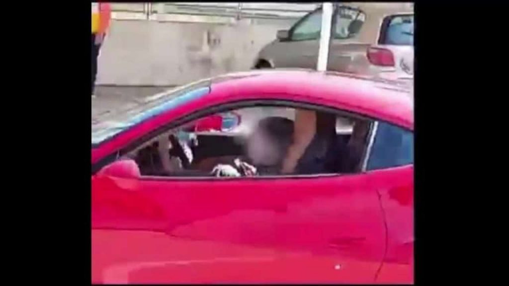 Bambino alla guida di una Ferrari: denunciato al consigliere regionale [VIDEO]