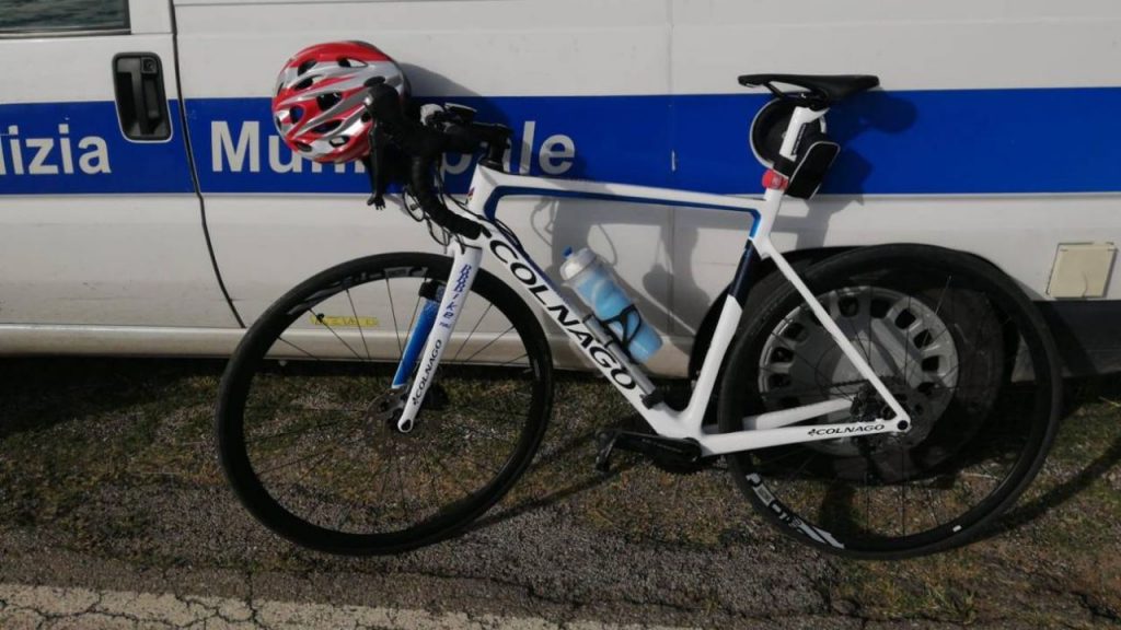 Trovato morto accanto alla sua bici, si ipotizza malore