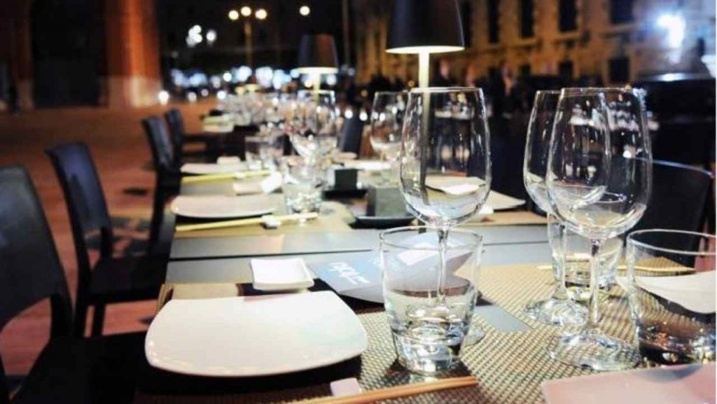 Indossano le mascherine al ristorante per proteggere il figlio: cacciati dal proprietario