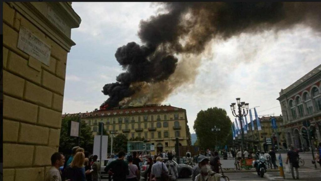 Incendio in un palazzo di fronte alla stazione Porta Nuova, famiglie evacuate [VIDEO]