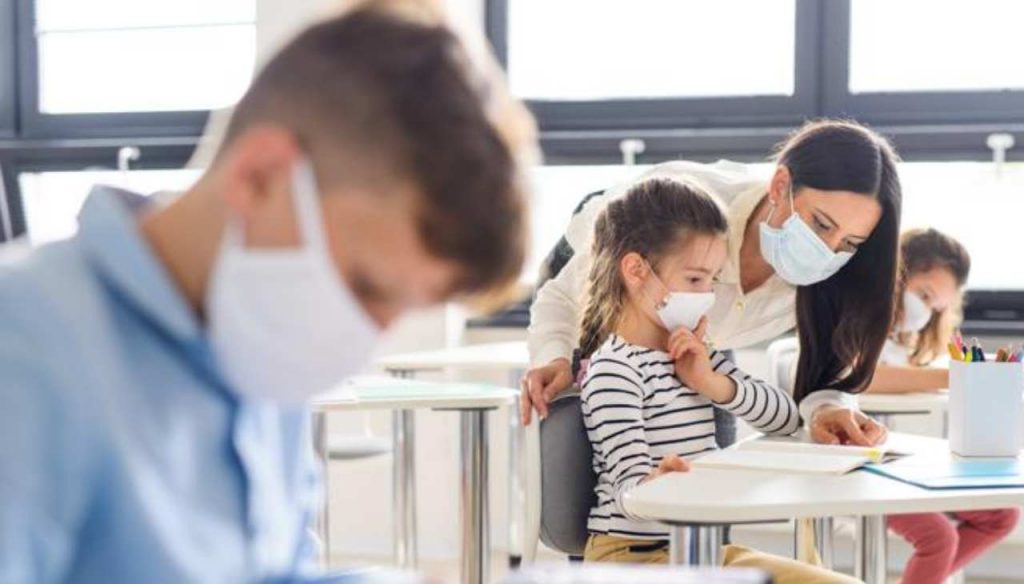 No-vax, madre presenta certificato medico falso per il figlio a scuola