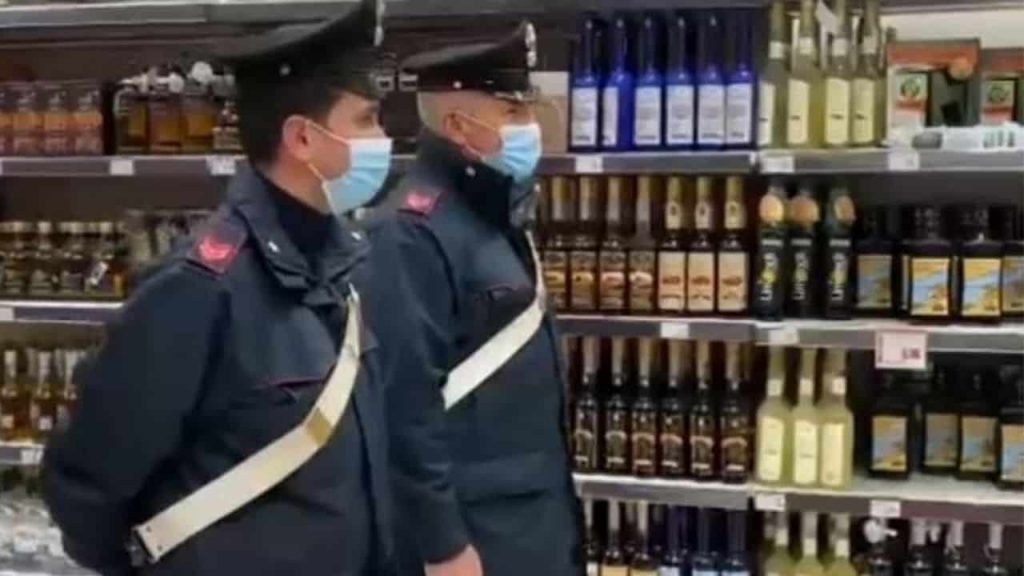 Ruba alcolici nel supermercato e picchia l’addetto alla sicurezza: arrestato senza fissa dimora