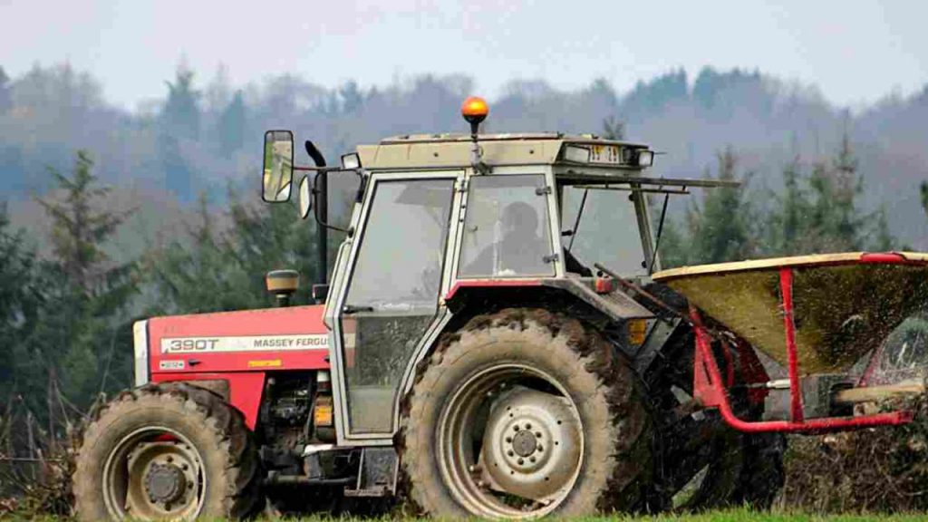 Si ribalta con il trattore: grave un agricoltore. Indagano i carabinieri