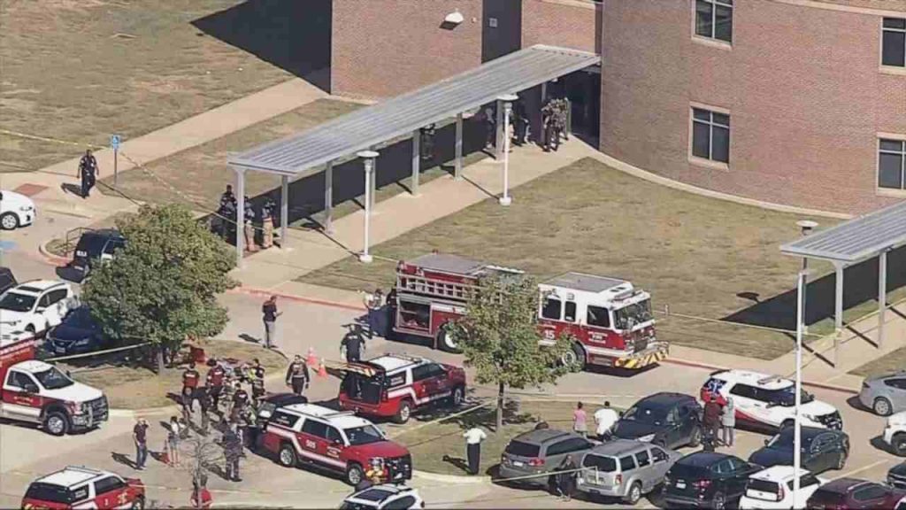 Orrore in Texas, sparatoria in un liceo: «Quattro feriti, uomo sospetto in fuga» [VIDEO]
