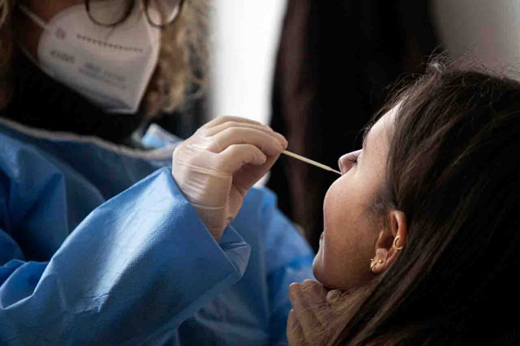 Federfarma: tampone gratis a chi prenota la vaccinazione