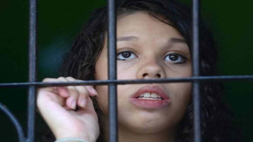 Ragazza 19enne incinta uccide la madre e dopo sei anni esce dal carcere per buona condotta