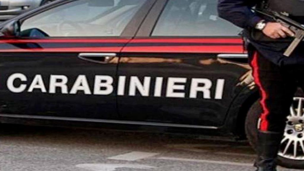 Invitano a casa due uomini che poi le rapinano di borse e soldi