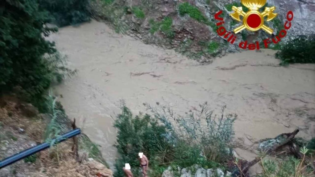 Maltempo, vigili del fuoco salvano 4 uomini rimasti intrappolati