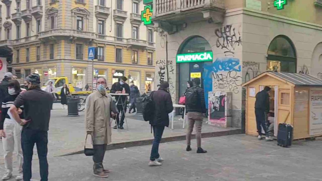 In fila per il tampone, le reazioni della gente all’obbligo del Green Pass [VIDEO]