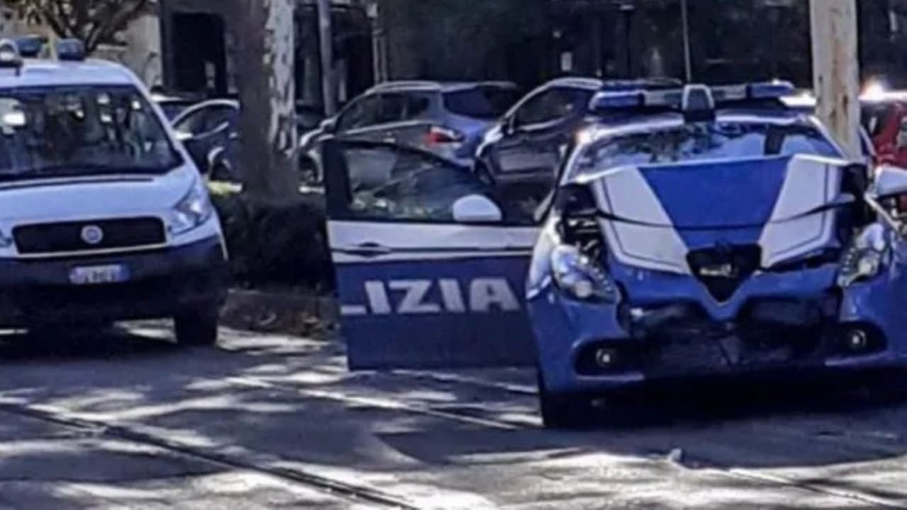 Volante della Polizia si schianta contro il tram due agenti in codice rosso 1280 - meteoweek.com