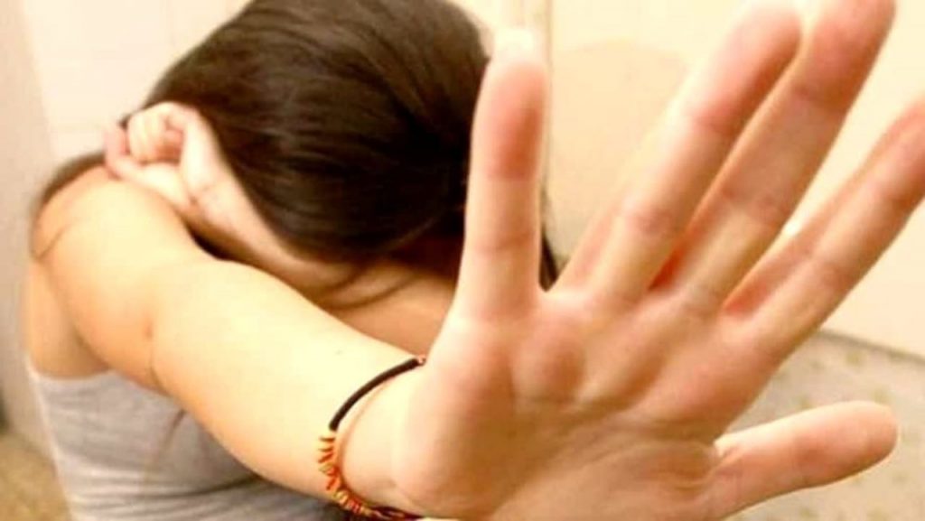 Abusi su figlia adottiva minorenne: padre convinto a confessare dal prete