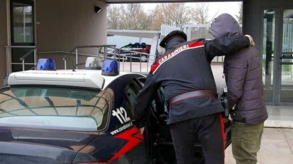 Adesca e violenta due ragazze con deficit cognitivo, arrestato giovane