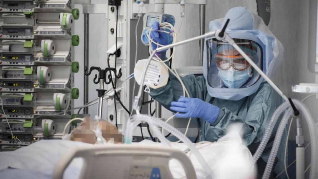 Inghilterra, nuova emergenza Covid-19: picchi di contagi, ospedali pieni e scandali