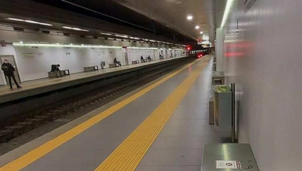 Dottoressa presa a testate dai No vax: “La metro era piena, nessuno mi ha difesa”