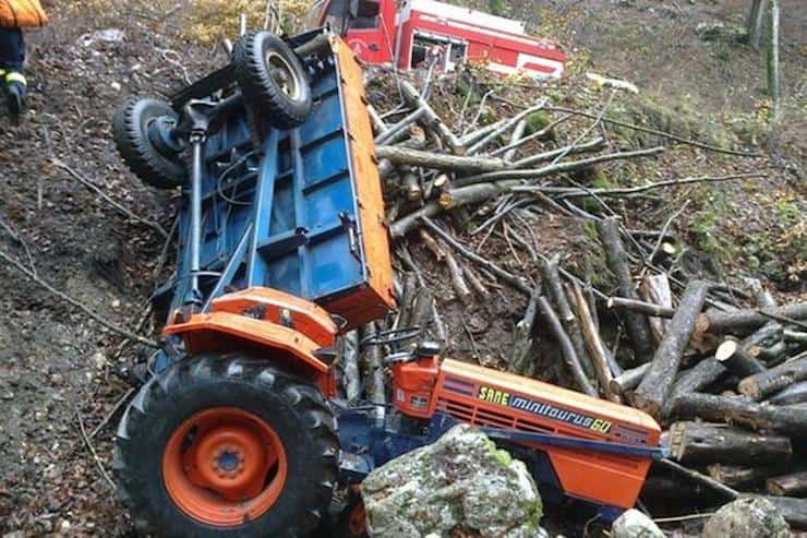 Incidente sul lavoro, feriti due operai schiacciati da un carico di legna. Uno è grave