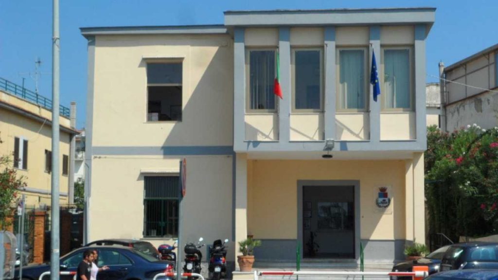 Interrompe il consiglio comunale e si cosparge di benzina: minaccia di darsi fuoco