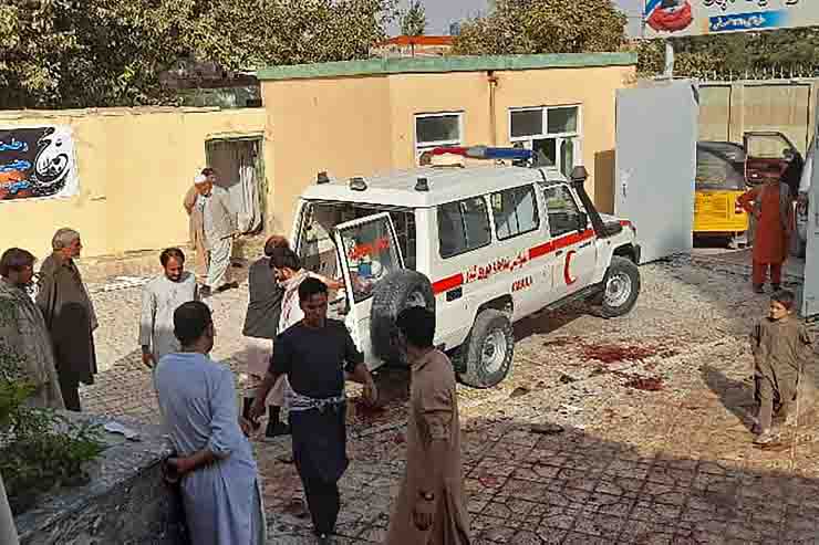Attentato kamikaze durante la preghiera del venerdì in Afghanistan: decine tra morti e feriti