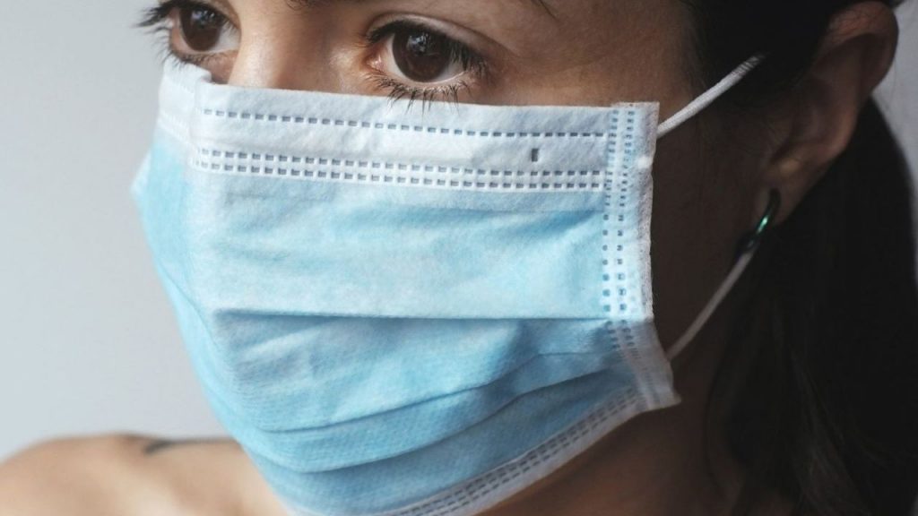 “Le mascherine ci salvano dalle allergie”, lo dice uno studio tutto italiano