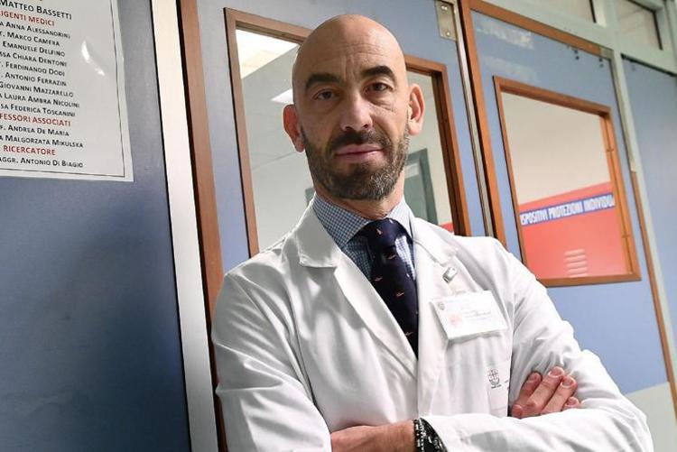 Obbligo vaccinale, lanciata petizione. Primo firmatario il virologo Matteo Bassetti