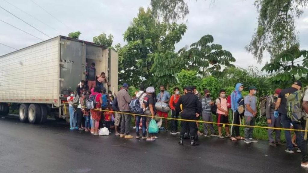 Abbandonati in un camion, la polizia del Guatemala salva 126 migranti